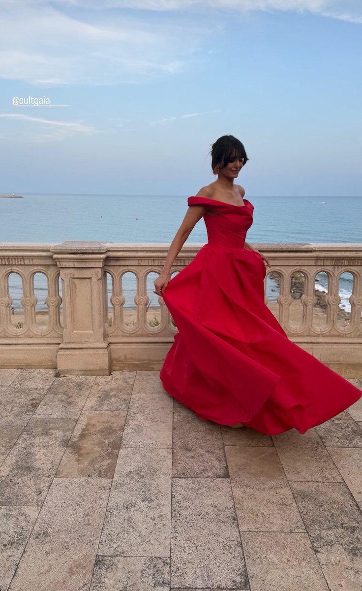 DOBREVLOOKS's tweet photo. because red is her color ❤️ https://t.co/2uHI1CBumh