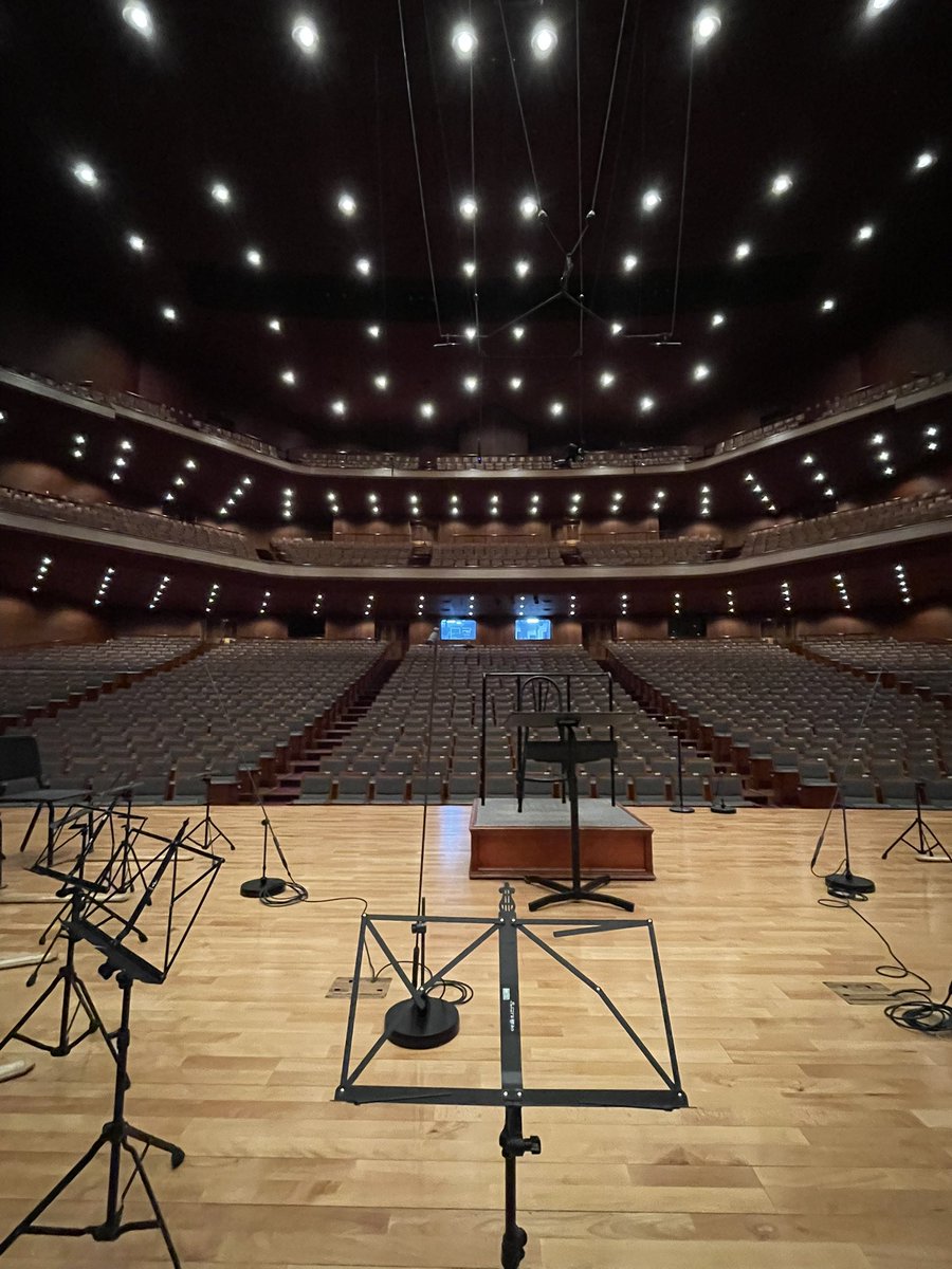 昨日🇰🇷無事に終演しました‼️
日本でのアンサンブルとは一味違う100人のチェロは大迫力でした✨

ヴィヴァルディのソロをご一緒したPark先生と、日本から参加したスーパーチェリスト達と📸