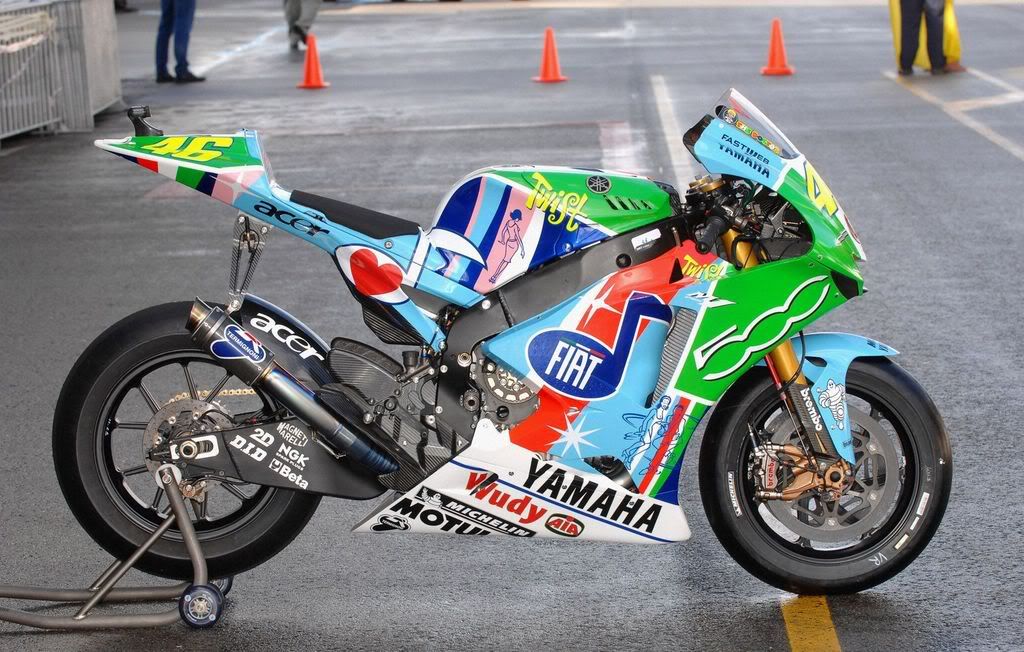 SergietoGM's tweet photo. Yamaha yzrm1 Rossi assen 2007. https://t.co/V2OhqVmqeV