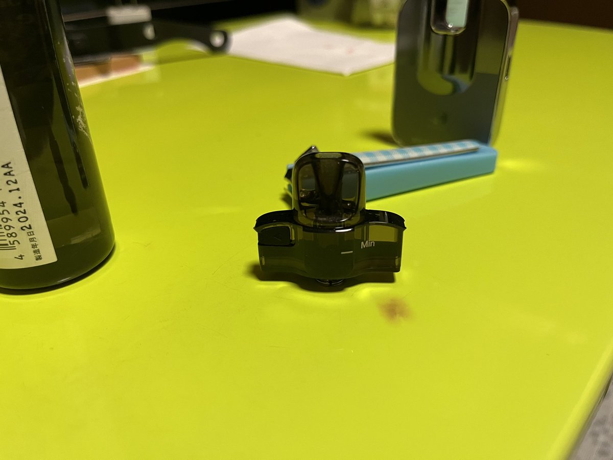 kazuR61205's tweet photo. ドンキでベイプ？シーシャ？買ってみたけど普通��うめー！
100mlの1500円のリキッドボトルに本体は3000円したけどリキッド容量2mlで何回も吸えるからこれからを考えたらめっちゃコスパいいな👌 https://t.co/rZMsNK7KnE