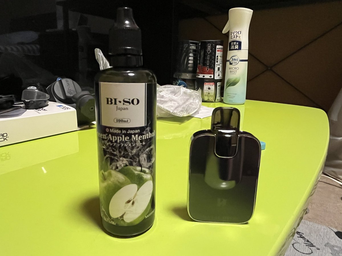 kazuR61205's tweet photo. ドンキでベイプ？シーシャ？買ってみたけど普通��うめー！
100mlの1500円のリキッドボトルに本体は3000円したけどリキッド容量2mlで何回も吸えるからこれからを考えたらめっちゃコスパいいな👌 https://t.co/rZMsNK7KnE