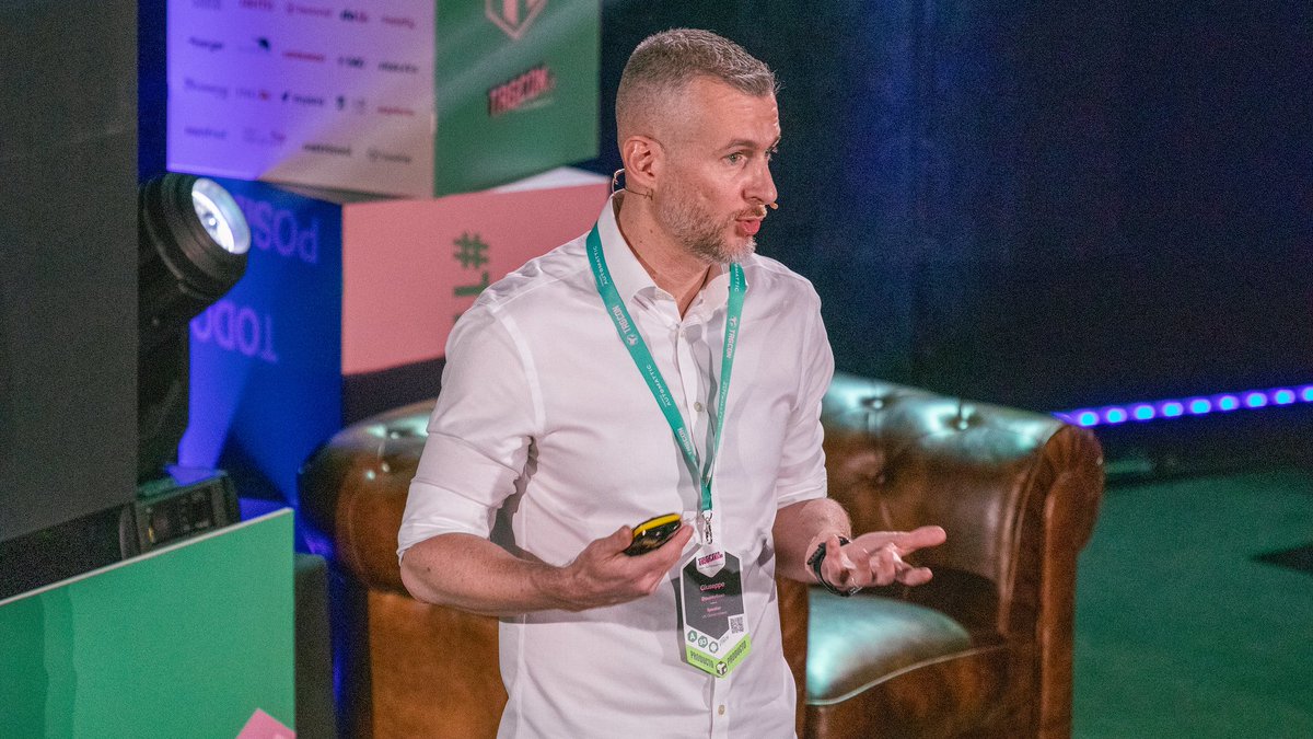 TRGCON (@tarugoconf) on Twitter photo ANECDOTÓN: como <a href="/puntofisso/">Giuseppe Sollazzo</a> se lo pasó también como ponente en la edición anterior, se propuso aprender español para disfrutar a tope —esta vez, como asistente— la de este año... y ¡lo ha conseguido! 😱
Si venís a la TRGx, podréis hablar con él y comprobarlo :) #UnoDiNoi ANECDOTÓN: como <a href="/puntofisso/">Giuseppe Sollazzo</a> se lo pasó también como ponente en la edición anterior, se propuso aprender español para disfrutar a tope —esta vez, como asistente— la de este año... y ¡lo ha conseguido! 😱
Si venís a la TRGx, podréis hablar con él y comprobarlo :) #UnoDiNoi