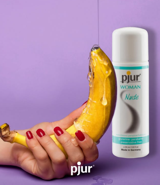 zmysly_pl's tweet photo. Pjur Woman Nude to środek do długotrwałego nawilżania miejsc intymnych na bazie wody💧
•Jest bezsmakowy i bezwonny.
•Nie klei się, a jego formuła jest wolna od gliceryny, parabenów i konserwantów.
•Jest bezpieczny w kontakcie z ciałem, gadżetami i prezerwatywami. https://t.co/3UNlFZixwd