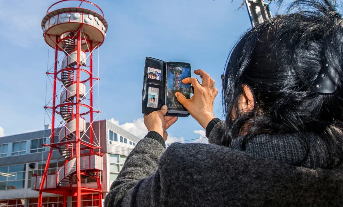 Momenteel (va. 12.00 uur) blazen Haagse toptalenten hoog van van de toren van Theater De Vaillant. Onder andere het Oekraïense volkslied en muziek uit Soedan, India en natuurlijk de Haagse klanken uit de Schilderswijk zijn tot in alle uithoeken van de stad te horen.