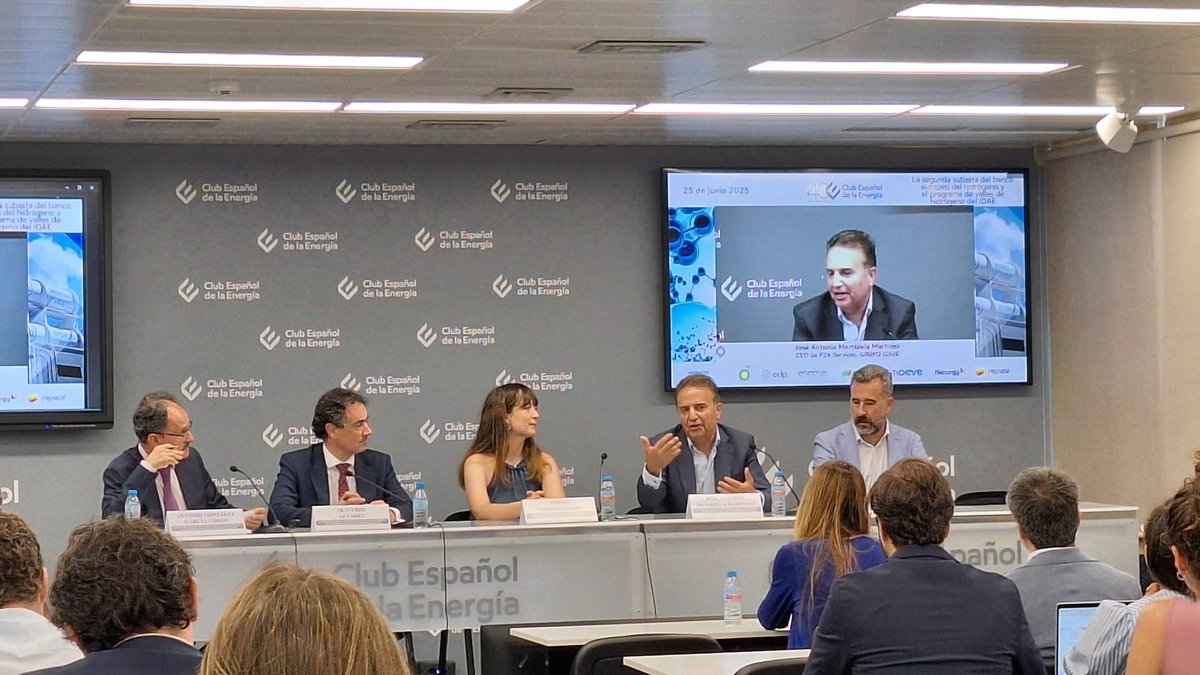 Club Español de la Energía (@enerclub) on Twitter photo #JornadasEnerclub #Hidrogeno
José Antonio Membiela, CEO de P2X Services, del grupo <a href="/GrupoIgnis/">Grupo Ignis</a> , presento los proyectos H2LZ, AGS y AGG (H2 La Zaida, Armonia Green Sevilla y Armonia Green Galicia). El primero, contempla una planta de producción de hidrógeno verde y otra de #JornadasEnerclub #Hidrogeno
José Antonio Membiela, CEO de P2X Services, del grupo <a href="/GrupoIgnis/">Grupo Ignis</a> , presento los proyectos H2LZ, AGS y AGG (H2 La Zaida, Armonia Green Sevilla y Armonia Green Galicia). El primero, contempla una planta de producción de hidrógeno verde y otra de