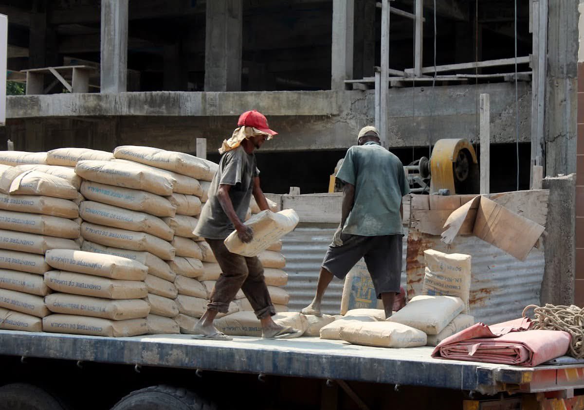 #RDC-#Kinshasa: Baisse de 16 % du prix du ciment après la levée de la grève des transporteurs

Le prix d’un sac de ciment gris de 50 kg, en provenance de Lukala (Kongo Central), est passé de 38 000 à 31 500 FC (-16 %) sur les marchés de Kinshasa. Cette baisse, observée deux