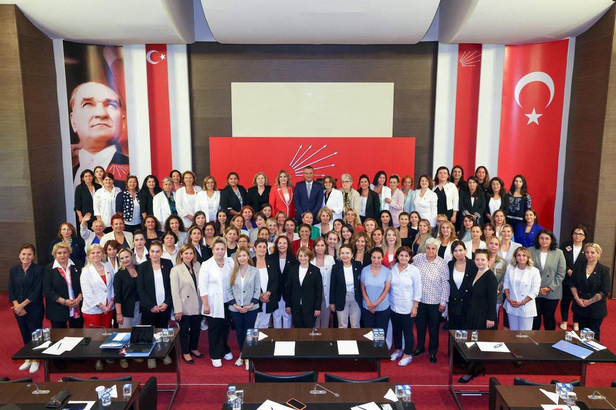 Genel Başkanımız Sayın <a href="/eczozgurozel/">Özgür Özel</a>, kadınların eşit temsilini, özgürlüğünü ve adalet mücadelesini büyüten; halkın sesi, Cumhuriyet Halk Partisi’nin yüzünü topluma dönen lideridir.
Değişimin öncüsü, umudun adıdır.

Cumhuriyet Halk Partisi Kadın Kolları bu onurlu yürüyüşte Genel