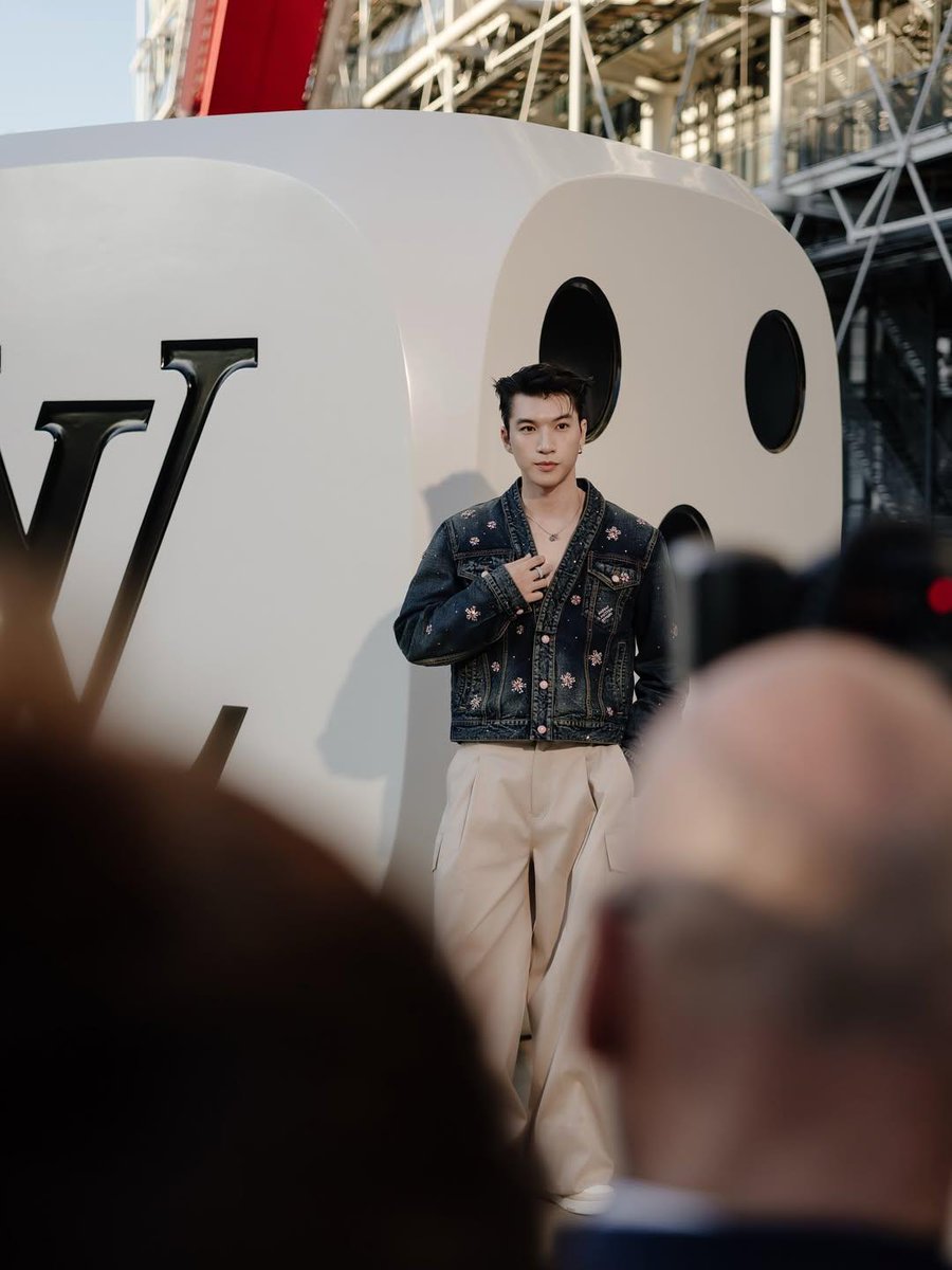 tra_my09's tweet photo. It’s not fashion. It’s how HIEUTHUHAI tells a story — wearing Louis Vuitton
@LouisVuitton 
HIEUTHUHAI in Paris for LVMenSS26
#HIEUTHUHAIxLVMenSS26 https://t.co/DVdUTJutCK