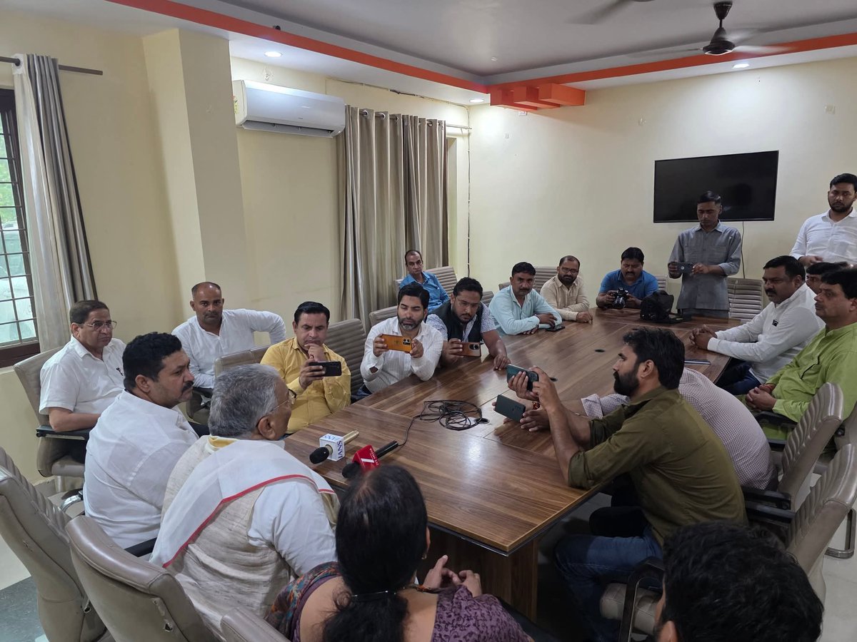 Bhupendra Chauhan Bobby (@bhupendrabobby1) on Twitter photo भारतीय लोकतंत्र के काले अध्याय 25 जून, 1975 आपातकाल के 50 वें वर्ष पर आज भाजपा जिला कार्यालय बिजनौर में आयोजित प्रेस वार्ता को श्री विजयपाल सिंह तोमर जी के साथ सम्बोधित किया | भारतीय लोकतंत्र के काले अध्याय 25 जून, 1975 आपातकाल के 50 वें वर्ष पर आज भाजपा जिला कार्यालय बिजनौर में आयोजित प्रेस वार्ता को श्री विजयपाल सिंह तोमर जी के साथ सम्बोधित किया |