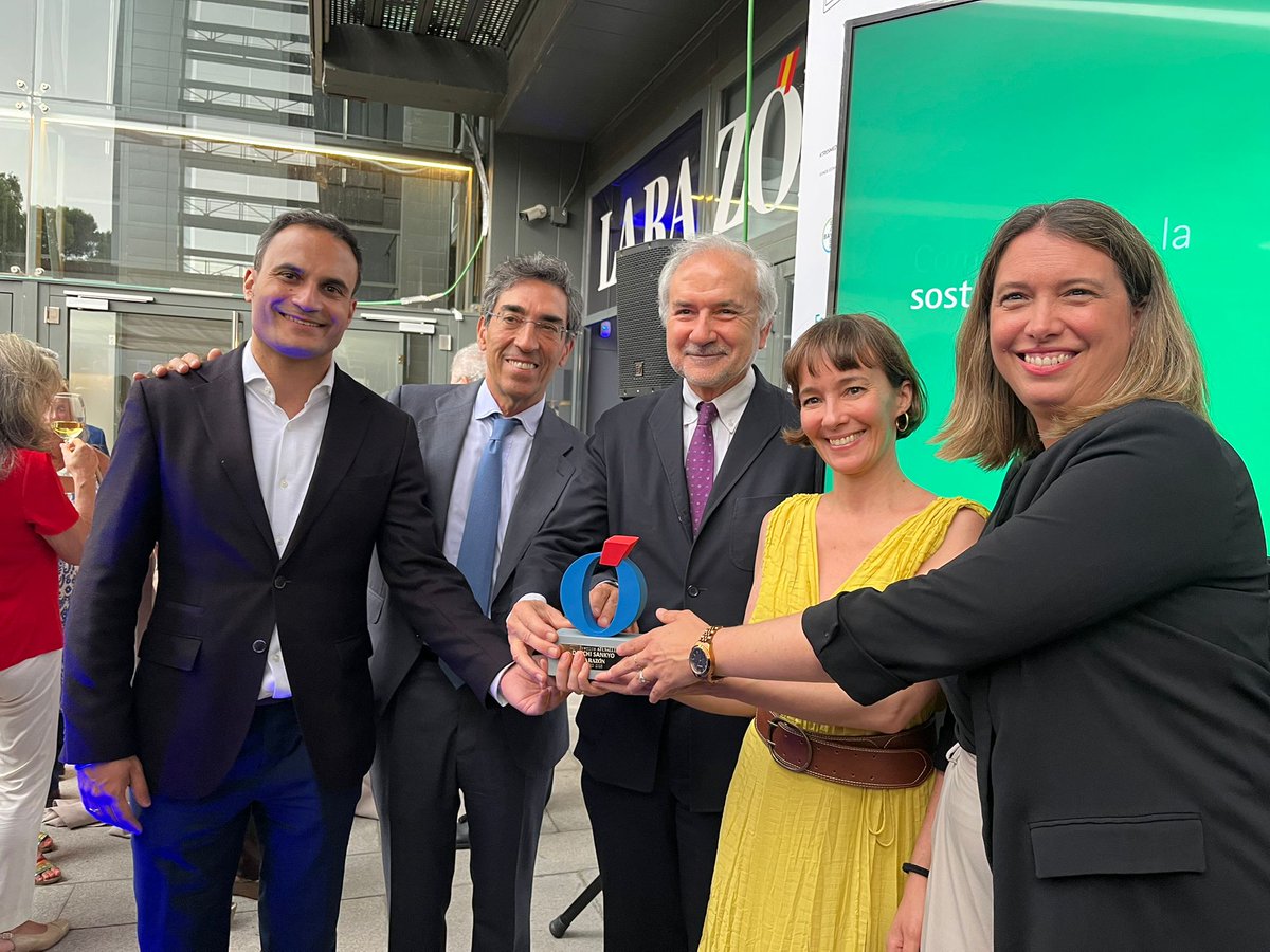 🏆❤️ Estamos muy agradecidos de recibir el Premio #ATuSalud de #LaRazón a la campaña de concienciación #AbrimosPasoEnEVA de la <a href="/secardiologia/">Soc Esp Cardiología</a>, la <a href="/cuidarcorazon/">FEC Corazón</a>, la Plataforma de Pacientes de la FEC y la <a href="/sea_es/">Arterias Sanas</a>, con la que hemos colaborado desde #DaiichiSankyoES.

La campaña es