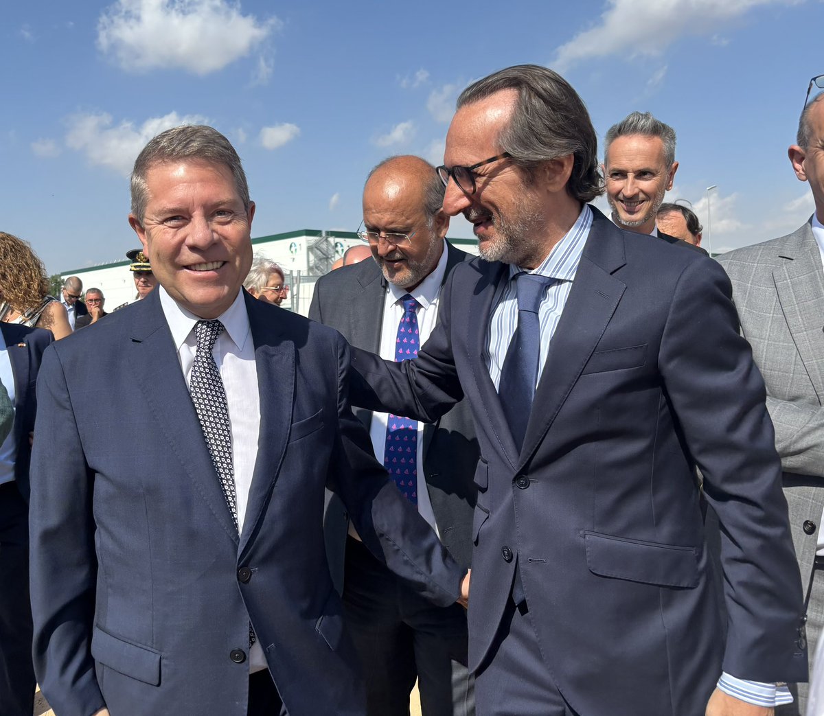 FArandaManzano's tweet photo. 🚛🤝 Un placer intercambiar opiniones con el presidente del @gobjccm, @garciapage; y la alcaldesa de #Guadalajara, @AnaGuarinos, sobre el papel clave del #sectorlogístico como motor estratégico para el desarrollo de la región.
@GuadalajaraAyto @FMLogistic_ES #CLM #FMLOGISTIC https://t.co/X1K6bOq722