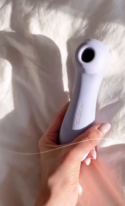 zmysly_pl's tweet photo. Satisfyer Pro 2 Generation 3 to najnowsza wersja popularnego stymulatora od marki Satisfyer. Ten model wyposażono w dwa silniczki, dzięki czemu można cieszyć się możliwością korzystania z funkcji stymulacji bezdotykowej falami ciśnienia lub wibracji – niezależnie lub razem. https://t.co/vnzJCLMQOL