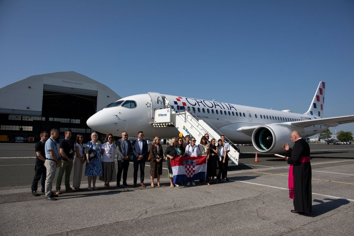 croatiaairlines's tweet photo. Rijeka – grad koji teče, sada i grad koji leti!😎
Naše novo Airbus A220 pojačanje stiglo je pod imenom Rijeka, a s njim i još jedan korak naprijed u modernizaciji flote Croatia Airlinesa.🇭🇷
Letite s nama – i iznad Kvarnera! 💙
#CroatiaAirlines #Airbus #A220 #Rijeka #NewFleet https://t.co/CkGUk6zr5j