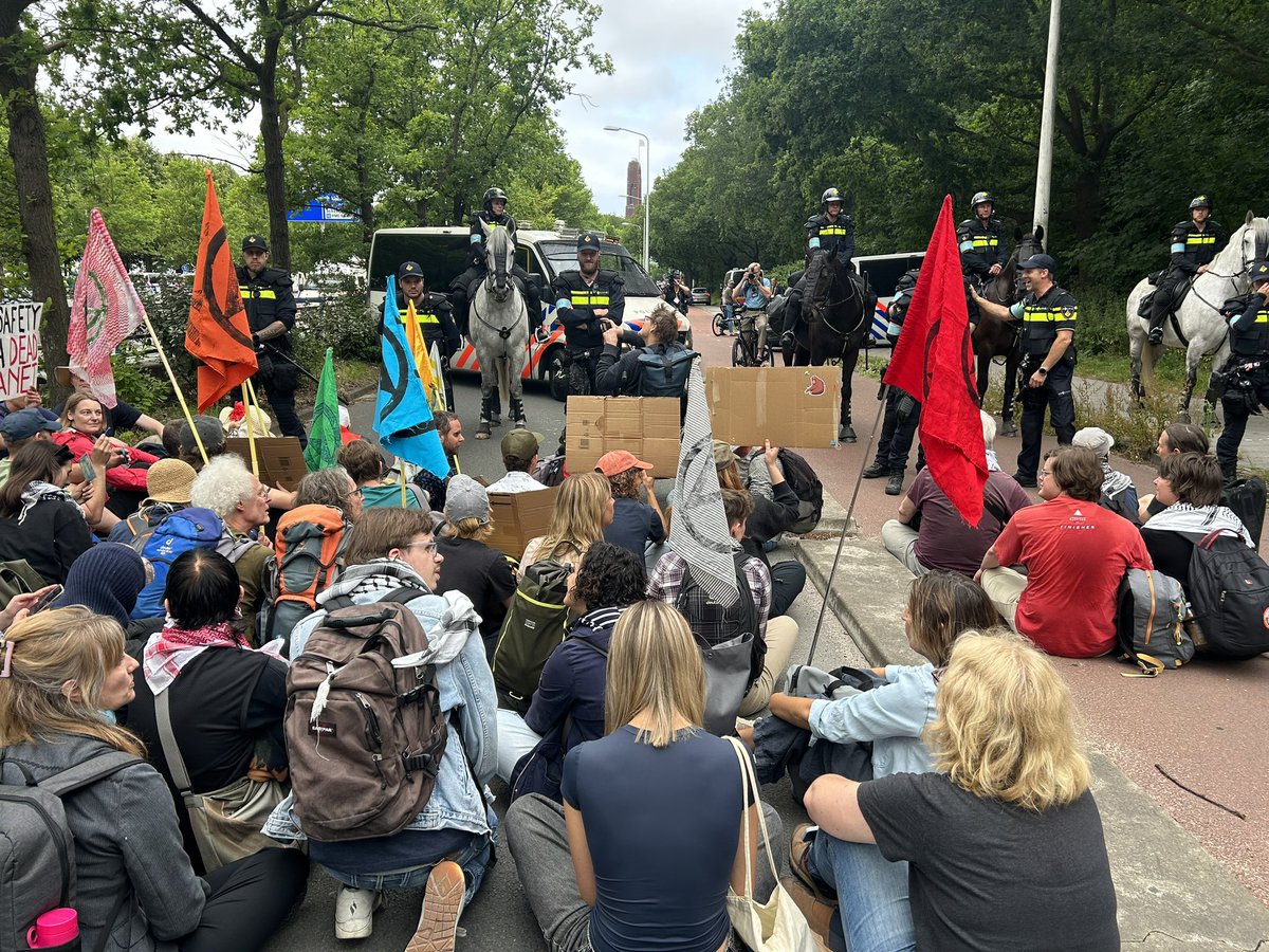 olthof_tom's tweet image. Politie grijpt meteen in bij een poging de A12 te betreden. Het verkeer rijdt nog steeds. Tijdens de NAVO-top kan het dus wél.
#navo #A12