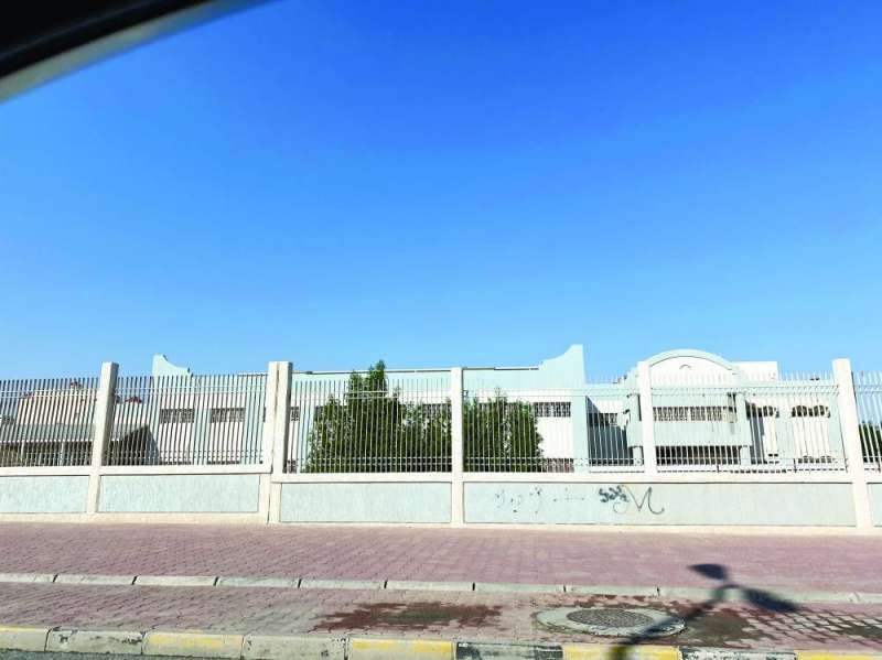 كلمة إلى الخريجين والخريجات من الثانوية العامة

ألف مبروك لكم هذا الإنجاز الكبير….بدأتم الآن الكتابة بأيديكم في صفحة الحياة.

اعلموا أن المسار الإجباري قد انتهى.. لم تعودوا  طلابًا يُساقون بجدول مدرسي، وطابور صباح وجرس  وسور أرتفاعه ثلاث أمتار  !
 بل صرتم الآن
مع قراراتكم، مع