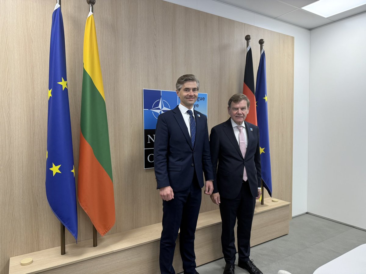 Germany 🇩🇪 takes historic decisions for the security of the whole Europe. Its leadership is vital for <a href="/NATO/">NATO</a> defending every inch of the allied teritory. Hosting the #German brigade by 2027 is the top priority for #Lithuania.

Today in The Hague, I met with <a href="/AussenMinDE/">Johann Wadephul</a> Johann