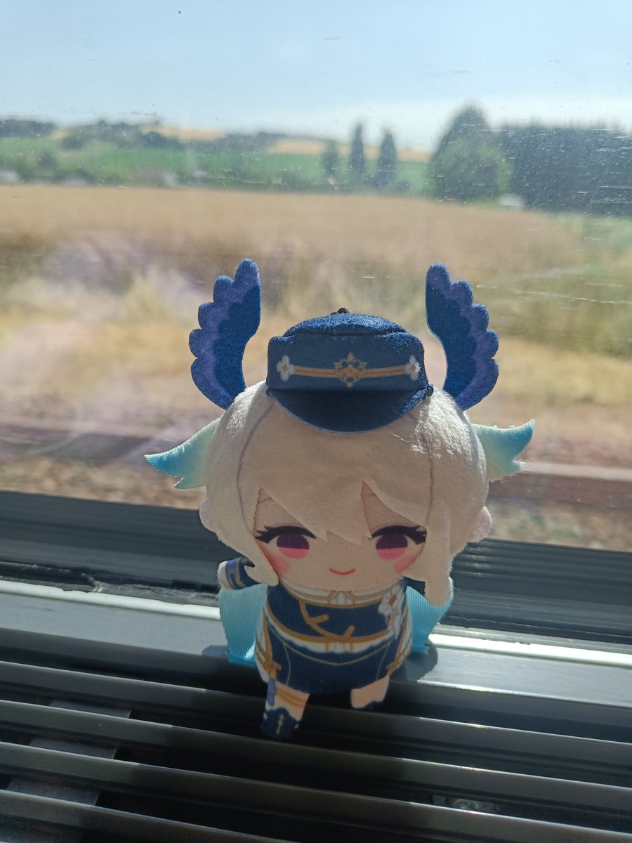 On my way to Paris for Ado's concert! I bought Enna pape along, I needed someone to suffer the heat with me #EnnaAlouette