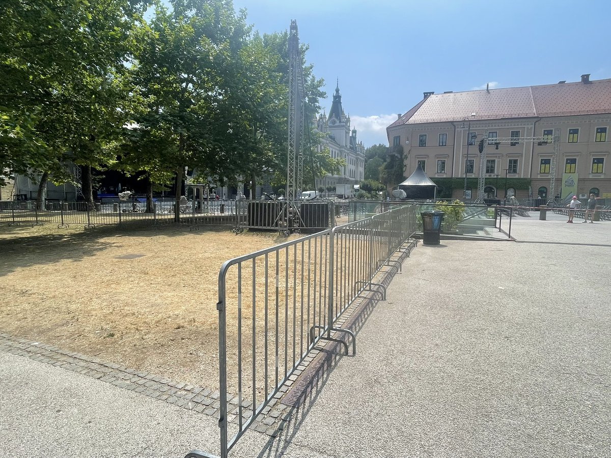 vagaja_boris's tweet image. Ljudstvo praznuje Dan državnosti. @vladaRS sram vas bodi. @nmusar sram vas bodi. @Drzavnizbor sram vas bodi. #gnus