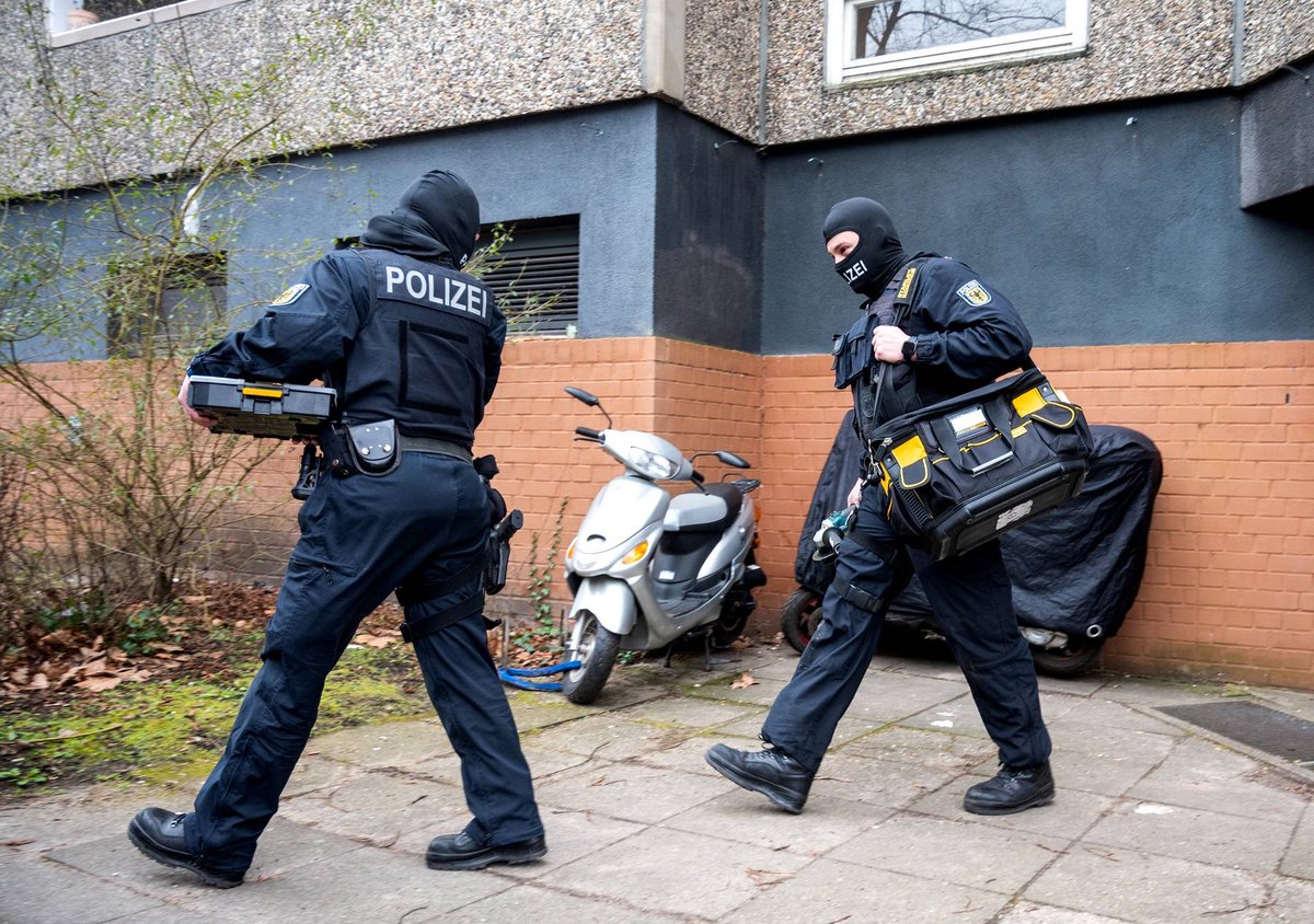 MarioNawfal's tweet image. 🇩🇪 GERMANY RAIDS 170 HOMES IN MASSIVE ONLINE &quot;HATE SPEECH&quot; CRACKDOWN

German police stormed homes nationwide, targeting citizens accused of posting hateful or inflammatory comments online.

Interior Minister Herbert Reul says &quot;digital arsonists&quot; won&apos;t hide behind keyboards…