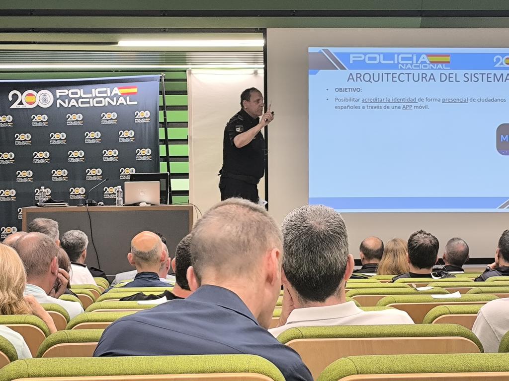 El Iltre Colegio de Procuradores de Murcia, asiste a la presentación por la Policía Nacional de la nueva App móvil, MIDNI. Versión digital del Documento Nacional de Identidad. Enhorabuena!!