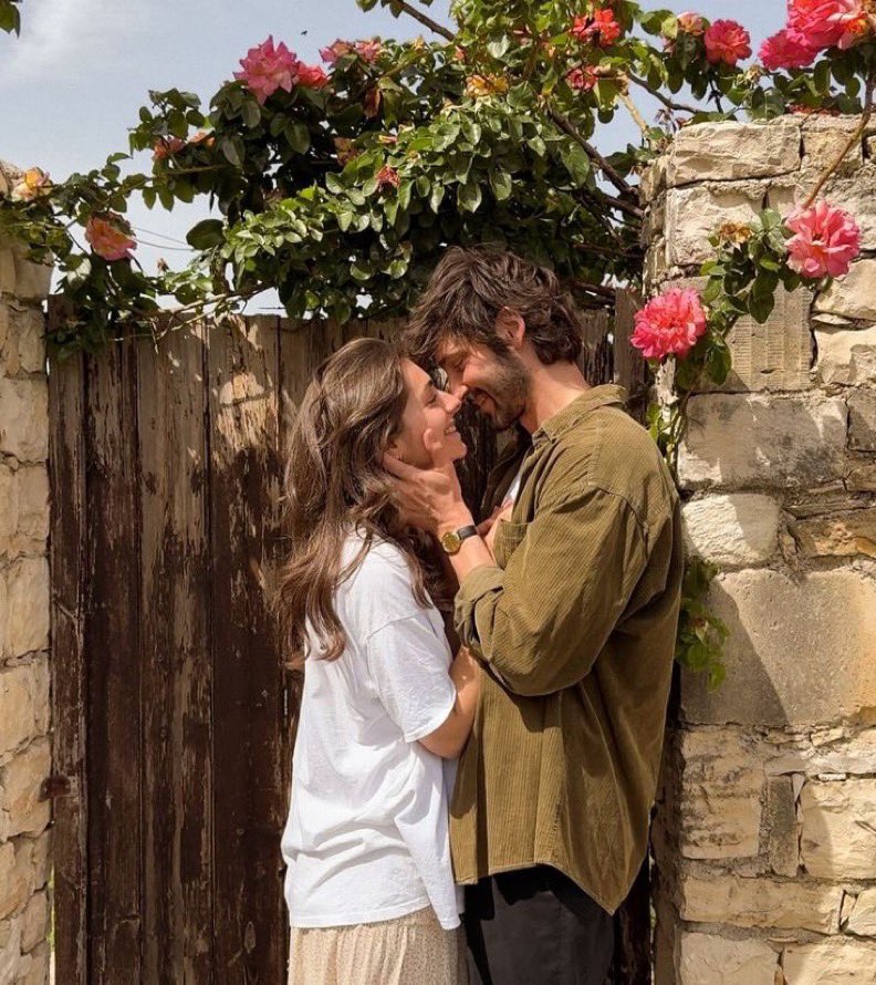 “Seninle bahar değil mevsim değişiyor içimde… Güneş bile başka doğuyor artık.” ☀️🌸