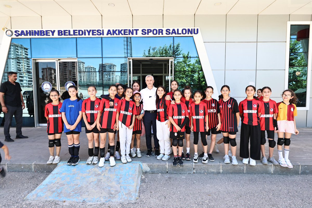 Yaz Spor Okullarımız başladı! ☀️

Bugün de spor okullarımızda eğitim alan gençlerimizle bir araya geldik, birlikte spor yaptık.💪🏻

Spor, sadece bedeni değil; karakteri, özgüveni ve sağlıklı yaşam bilincini de güçlendiriyor.

Bu bilinçle çalışıyor, her gencimizin hayatına