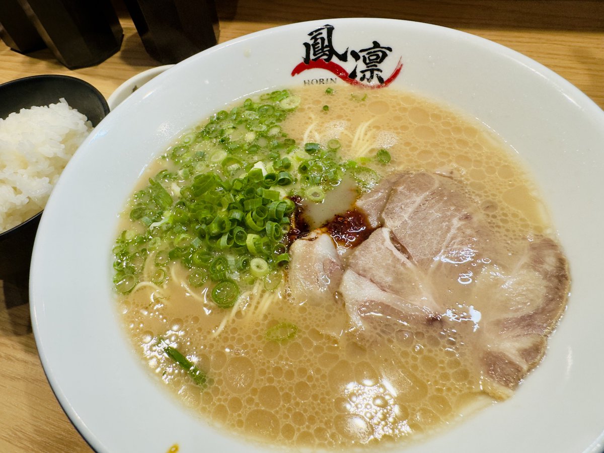 車で少し待機で雨が止む、撮影が終わると雨が降る☔関係者皆さんの思いが一つに？不思議😅動画＆ドローン任務完了。帰る前に福岡いただきます🍜