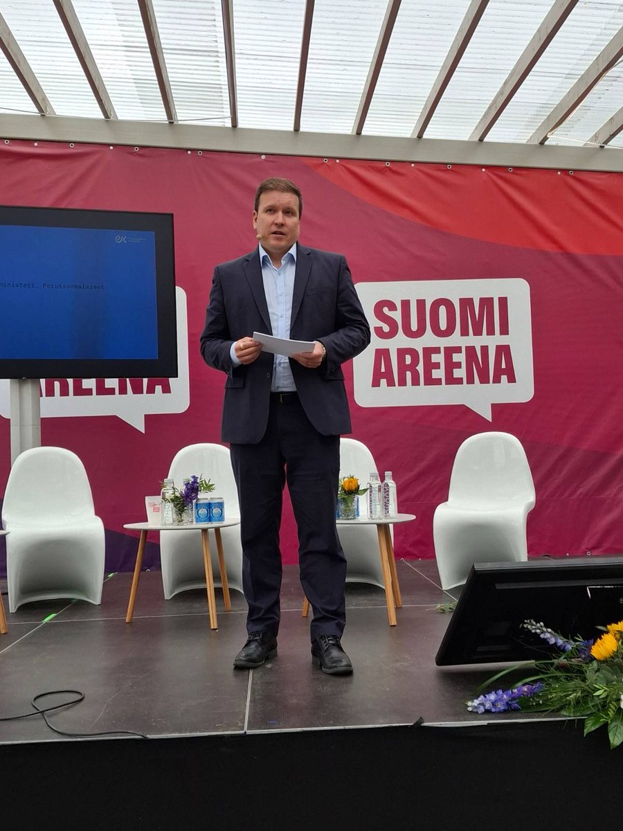 Ministeri <a href="/VilleTavio/">Ville Tavio</a> puhui #SuomiAreena 'ssa @elinkeinoelama 'n Ukraina-keskustelussa maan jälleenrakentamisesta. "Tuemme suomalaisten yritysten markkinoillepääsyä antamalla rahoitusta, neuvontaa ja vientiluottoja. Ukrainassa on jo kymmeniä suomalaisyritysten hankkeita."