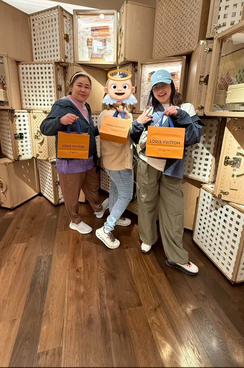 มัมหมีจะคอยเป็นพลังบวกให้น้องปอนด์น้องภูวิน (@poraneec) on Twitter photo ขอบคุณ <a href="/LouisVuitton/">Louis Vuitton</a> ที่พาน้องโฟร์ทไปร่วมงานนะคะ สนับสนุนน้องโฟร์ทค่ะ หลุยส์ทั้งใจคะตอนนี้
FOURTH SO SHINE WITH LVSS26
#LVSS26xFourth #LVMenSS26 ขอบคุณ <a href="/LouisVuitton/">Louis Vuitton</a> ที่พาน้องโฟร์ทไปร่วมงานนะคะ สนับสนุนน้องโฟร์ทค่ะ หลุยส์ทั้งใจคะตอนนี้
FOURTH SO SHINE WITH LVSS26
#LVSS26xFourth #LVMenSS26