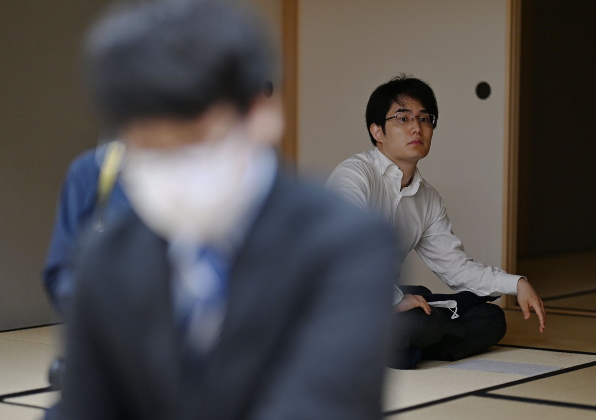 「序盤で不用意な手」山下三段の快進撃はストップ…宣言通りプロの意地を見せ勝利した谷合四段「ちゃんと指せた」＜竜王戦本戦・山下数毅三段－谷合廣紀四段 ＞山下三段が悔やんだ箇所とは。遠くから感想戦を見守った佐々木勇気八段。本局の詳報記事は竜王戦中継ブログで↓ yomiuri.co.jp/igoshougi/ryuo…