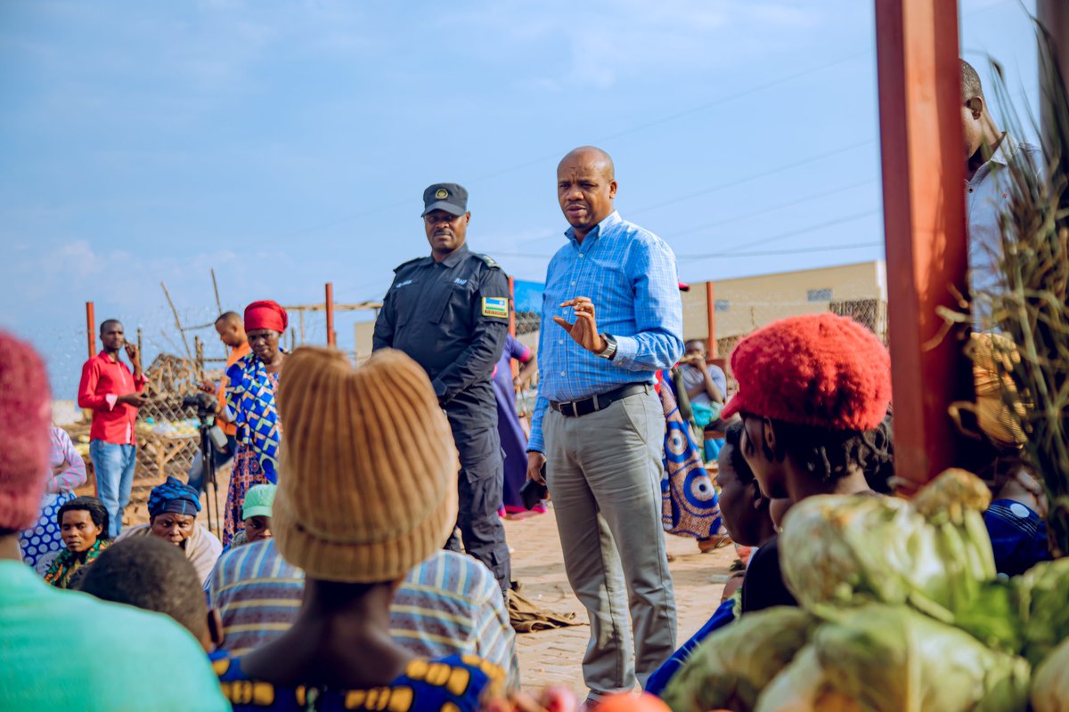 ubonabagenda's tweet photo. #BISHIMIYE #ISOKO #BUBAKIWE
Bamwe mu bacururizaga hasi ibiribwa birimo imboga n'imbuto mu isoko rya @SectorKabarondo , bongeye kwishimira ko bahawe isoko rishya ryo gucururizamo. @KayonzaDistrict
Abatangiye gukorera muri iri soko barishimira ko batekerejweho bakaba babonye ahantu heza ho gukorera batabangamirwa n’imvura n’izuba.
Ubuyobozi bw’Akarere bwasabye abacuruzi gusigasira no kubungabunga iki gikorwaremezo no kukibyaza umusaruro bakiteza imbere.
Iri soko rya Kabarondo ryubatswe ritwaye asaga gato Miliyoni 200 z’amafaranga y'u Rwanda, Rikaba ryarubatswe mu mihigo y’Akarere y’umwaka wa 2024-2025.
@PudenceR @harerimana_tito
@de_ndoli @Ndagije__sam
@mutesi_lydie @ManziAngelo49
@NyirimanaLeonce
#Imihigo2024_2025