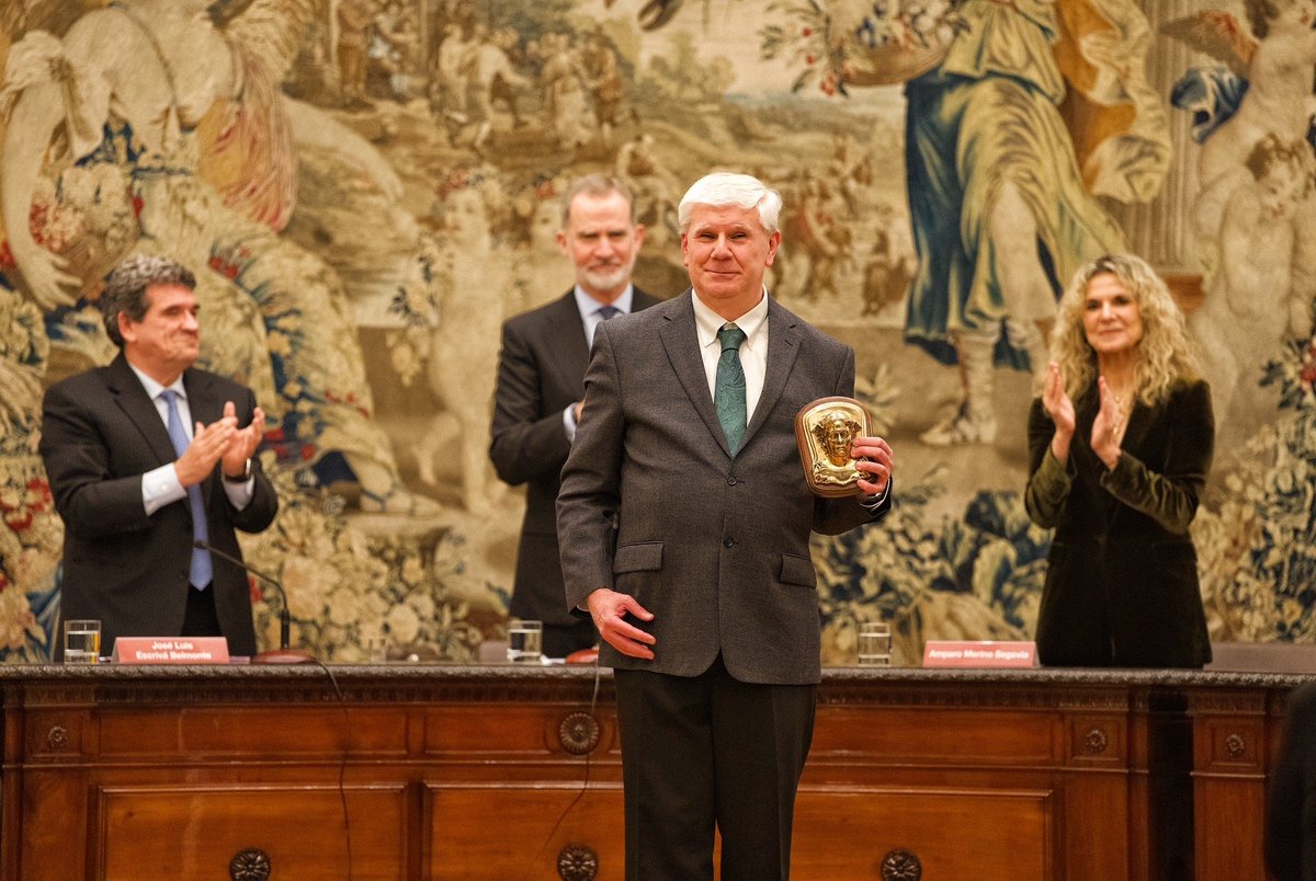 bde_Research's tweet image. 🥇Roberto Serrano, professor at @BrownUniversity received in March the King of Spain Prize in Economics 2024. The award recognises Serrano’s contributions to game theory and his inspiring personal journey, which we explore in #bdeBlog #bdeResearch bde.es/wbe/en/noticia…