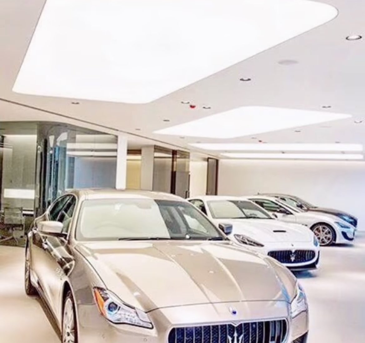 EASTERNCEILINGS's tweet photo. مميزات #الأسقف_المشدودة 
 (stretch ceilings )
لدى شركة #الأسقف_الشرقية 
https://t.co/9XZ5woDbSr

1)خفيفة الوزن حيث يزن المتر المربع من الخامة حوالى 250جرام وهذا لا يسبب أضرار لو سقطت على أحد _ لا قدر الله _ مثل الأسقف الأخرى.
 
2)لا تحتاج إلى أى نوع من أنواع الدهان. 
حيث  يتوفر منها أكثر من 100 لون ولا يتغير لونها مع مرور الوقت و لا تتأثر بالعوامل الجوية.

3)نظافة ملموسة فهي لا تعمل على جلب الأتربة و لا الحشرات أو الفطريات لذا تستخدم في المستشفيات وغرف العمليات.

4)لامع كالمرآة فتتميز هذه الأنواع من الأسقف بقوة بريق غير عادية كالمرآة مما يساعد على اتساع المكان إذا كان السقف منخفض.

5)ضد الماء وهذه من أهم مميزات الأسقف المشدودة حيث إنها تتحمل أى تسرب ناتج عن المواسير الموجودة فوقة حتى وزن 60كيلو جرام وهي صحية و آمنة لغرف البخار فى النوادى الصحية لأنها لا تتأثر بتكثف الماء الموجود بداخل الغرفة.

6)لا يحدث فيها تشققات كالجبس.

7)إمكانية الطباعة عليها بأي صورة.

8)يمكن توظيف الإضاءة ليصبح السقف مضئ بالكامل.

9)يمكن فكّها و عمل صيانة للسقف ثم إعادتها كما كانت.

10)ضمانها عشر سنوات.

11)يمكن تشكيلها بأي ديكور مهما كان معقداً.

12)مقاومة للاحتراق بتصنيف أوروبي رقم M1.

13)يمكن تركيبها بوجود الأثاث.

14) سهولة عملية تنظيفها بمجرد تمرير فوطة مبللة على سطحها كل فترة من الزمن إذا لزم الأمر.

نسعد بتواصلكم واستفساراتكم على الرقم:
0547763323