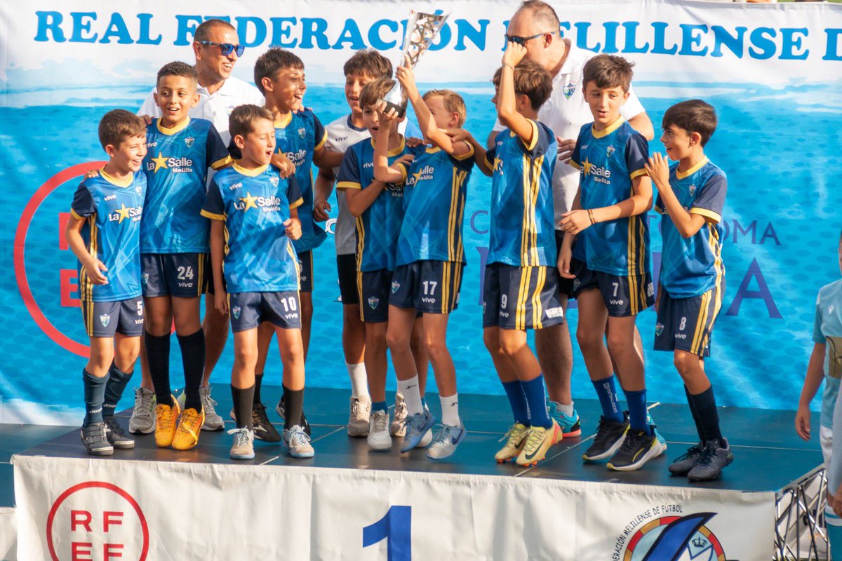 Ayer la Federación Melillense de Fútbol hizo entrega de los trofeos de fin de temporada en el campo de fútbol ‘La Espiguera’ ⚽️🏆💙💛