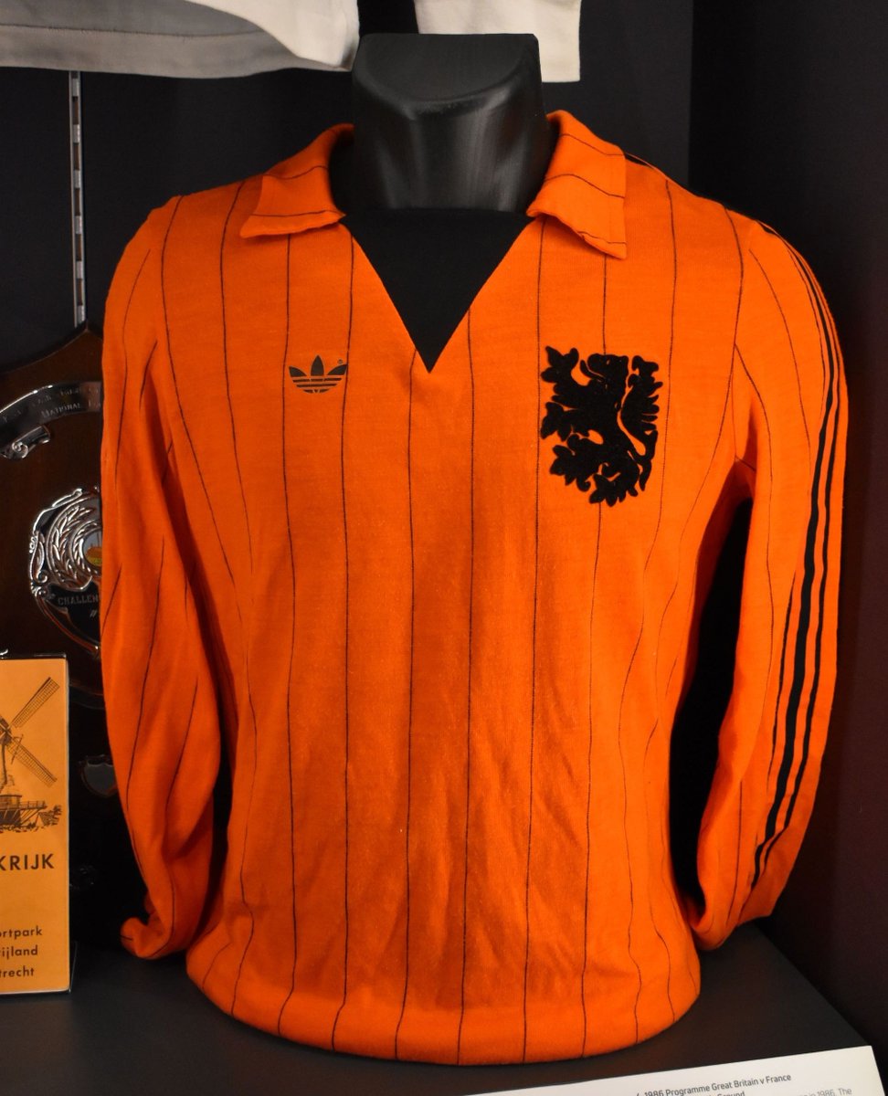 🤩 RECENT ACQUISITION 🤩

Hanneke Brouwer played at fullback for the Netherlands in the first women's international rugby match, against France in 1982.

This number 12 jersey was worn by her in the return match the following year, and is currently on display in the museum.