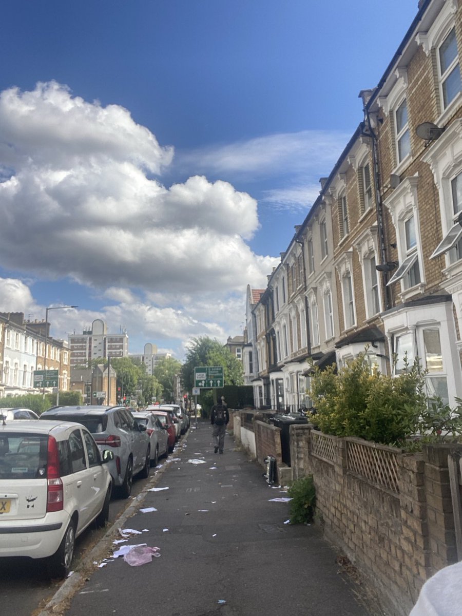 N16Rectory's tweet image. Second day of trash all over the street, attracting more littering.
An hostile environment, neglect and anti social behaviour go hand in hand.
The lack of green and proper pavements like in the rest of the borough, encourages the neglect and  the place to be treated like a dump.