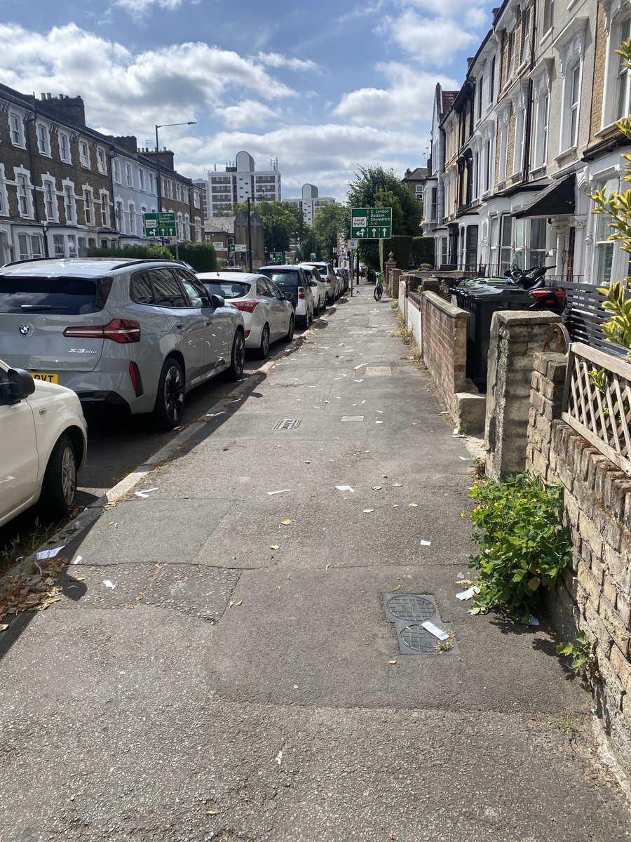 N16Rectory's tweet image. Second day of trash all over the street, attracting more littering.
An hostile environment, neglect and anti social behaviour go hand in hand.
The lack of green and proper pavements like in the rest of the borough, encourages the neglect and  the place to be treated like a dump.