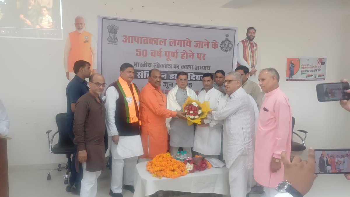 आज नूंह बीजेपी जिला कार्यालय में आयोजित कार्यक्रम में 50 वर्ष पहले देश में आपातकाल का काला कानून लगाकर लोकतंत्र का गला घोंटने के कुत्सित प्रयासों की भर्त्सना की गई और के उस दौर के देशभक्त सेनानियों को सम्मानित किया साथ ही सभी ने भारतीय लोकतंत्र की रक्षा का वचन दोहराया गया।
