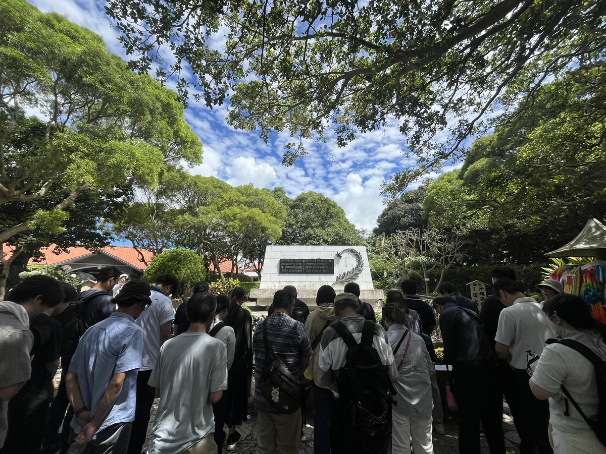 infoictj's tweet image. ひめゆりの塔・魂魄の塔に移動して、平和学習を行いました。戦争の悲惨さと命の尊さを学び、女学生たちが過酷な状況の中で、看護や避難生活を強いられ、多くの命が失われたことに強い衝撃を受けました。一人ひとりの証言や遺品から、当時の現実や苦しみが伝わり、胸が締めつけられる思いでした。