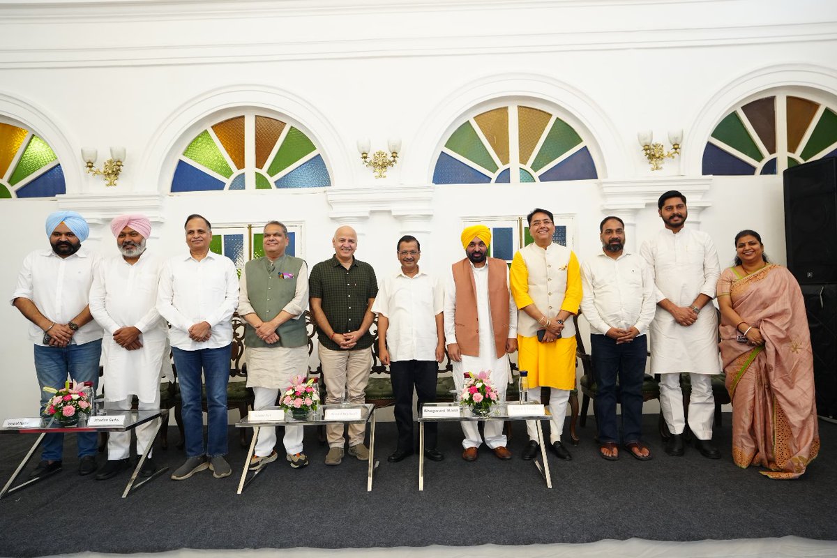 पंजाब और गुजरात उपचुनाव में आम आदमी पार्टी को मिले ऐतिहासिक समर्थन पर आज दोनों राज्यों की टीमों से दिल्ली में मुलाक़ात की।

पंजाब की जनता ने हमारे काम पर भरोसा जताया है,
तो गुजरात ने बदलाव की राजनीति को अपनाया है।

ये जीत सिर्फ़ चुनाव की नहीं, भरोसे और उम्मीद की है।