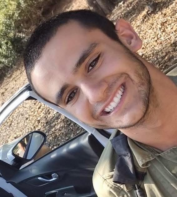 אבי הרוש:

ריף ילד שלי,
הודיעו שאפשר לחזור לשגרה.
איך ההורים של 877 חיילות וחיילים וריף אחד חוזרים לשגרה?. כמעט כולם חוזרים לשגרה. 
איך אני חוזר לשגרה?.

רוב שנות חייך ישנת בממד. 
הייתה לי אז, לפני שנהרגת, שגרה נהדרת.
05:00 אני מתעורר בלי שעון מעורר. כל בוקר. 
ואז ריטואל קבוע.