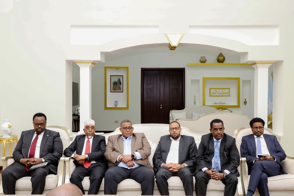 TheVillaSomalia's tweet photo. As part of the ongoing National Dialogue Forum, H.E. @HassanSMohamud convened a meeting at the Villa Somalia Presidential Palace with members of the opposition groups, including former Presidents, Prime Ministers, the former Speaker of Parliament, and other political figures. https://t.co/yaC0m1sGUt