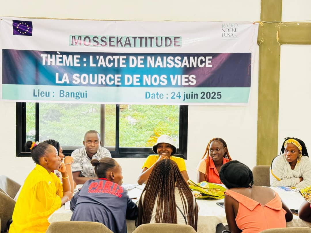 Union européenne en République Centrafricaine (@ue_centrafrique) on Twitter photo L’enregistrement des naissances, c’est un droit fondamental.
Hier, à Bangui, l’UE 🇪🇺 et <a href="/RadioNdekeLuka/">Radio Ndeke Luka</a> ont réuni des étudiants pour en débattre 🎓. Un dialogue vivant, bientôt à écouter dans l’émission Mossékattitude.
#ÉtatCivil #PartenariatUE #RCA #JeunesseEngagée L’enregistrement des naissances, c’est un droit fondamental.
Hier, à Bangui, l’UE 🇪🇺 et <a href="/RadioNdekeLuka/">Radio Ndeke Luka</a> ont réuni des étudiants pour en débattre 🎓. Un dialogue vivant, bientôt à écouter dans l’émission Mossékattitude.
#ÉtatCivil #PartenariatUE #RCA #JeunesseEngagée