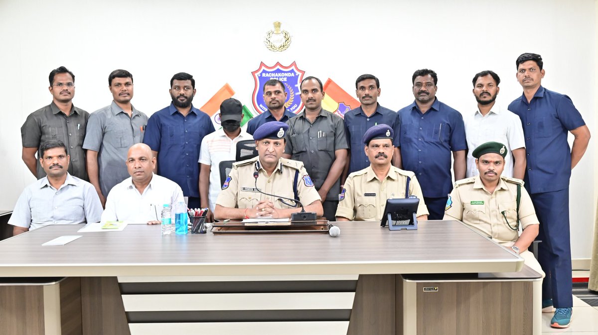 MalkajgiriCop's tweet photo. The sleuths of the #SpecialOperationsTeam, LB Nagar Zone, Rachakonda, in coordination with Forest Range Officials of Hayathnagar, #apprehended an individual attempting to illegally sell #elephant #ivory (tusks). Two elephant tusks and one mobile phone were #seized from his possession. 

@TelanganaCOPs @DCPLBNagar @DcpMalkajgiri @DcpBhongir @DCPMaheshwaram @ntdailyonline @TelanganaToday @eenadulivenews @v6velugu @ManaTelanganaIN @sakshinews @thenewsminute @TOIHyderabad @XpressHyderabad @DeccanChronicle @TheDailyPioneer @TheHansIndiaWeb @the_hindu @TheDailyMilap @TheSiasatDaily @way2_news @abntelugutv @IndianExpress @NewIndianXpress @IndiaToday @bbcnewstelugu