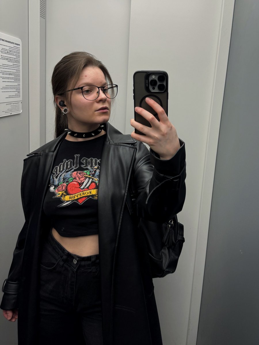 На улице совершенно непонятная погода и непонятно как одеться, вот я и оделась непонятно на прогулку с подружкой