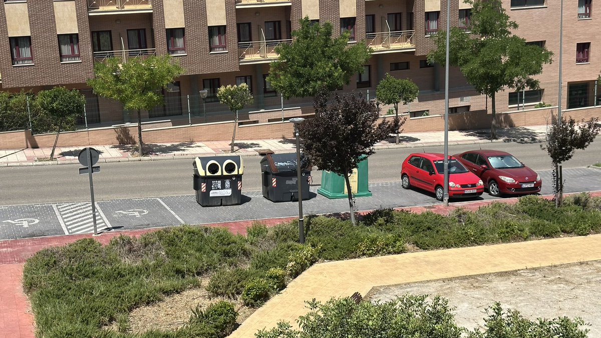 Quicky_Bankos's tweet photo. @AytoJaen no hay otra forma o lugar donde poner los contenedores que no quiten 3 aparcamientos? https://t.co/gkjvnAsnfS