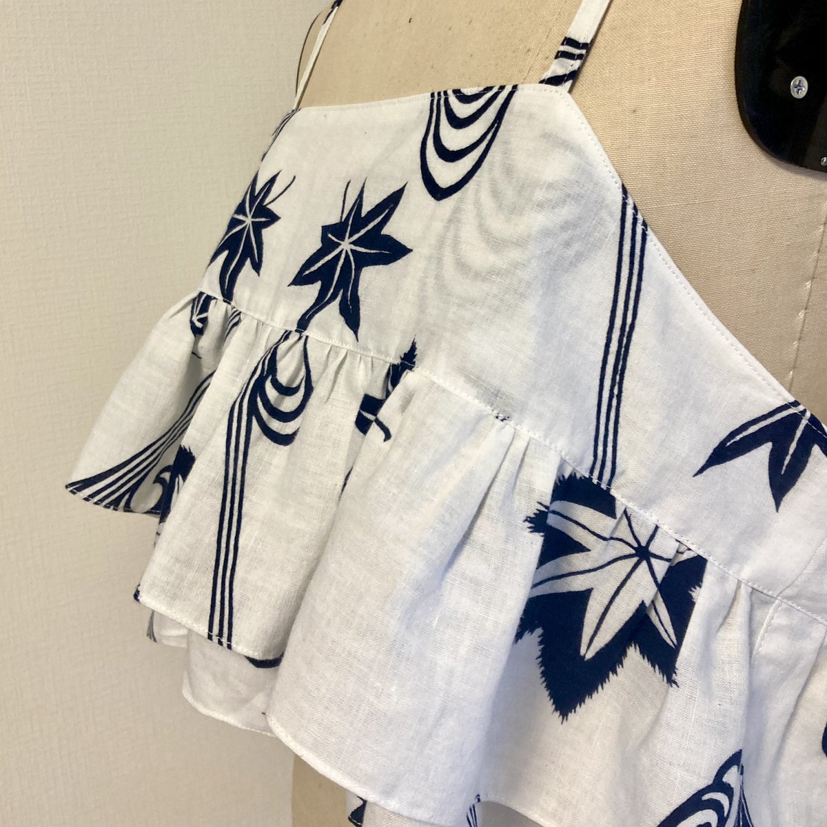 kanameya1209's tweet photo. ふりふりのトップスはキャミで丈短め
若い頃に可愛い服着たかったなぁを形にしてるのかな
浴衣は柔らかくて着心地良さそう
シミも縫い後もある
選んだけどやっぱりある
でも実際可愛い
HMJに持っていきます
#浴衣リメイク
#着物リメイク
#かなめ屋 https://t.co/xd7Rna3VKA