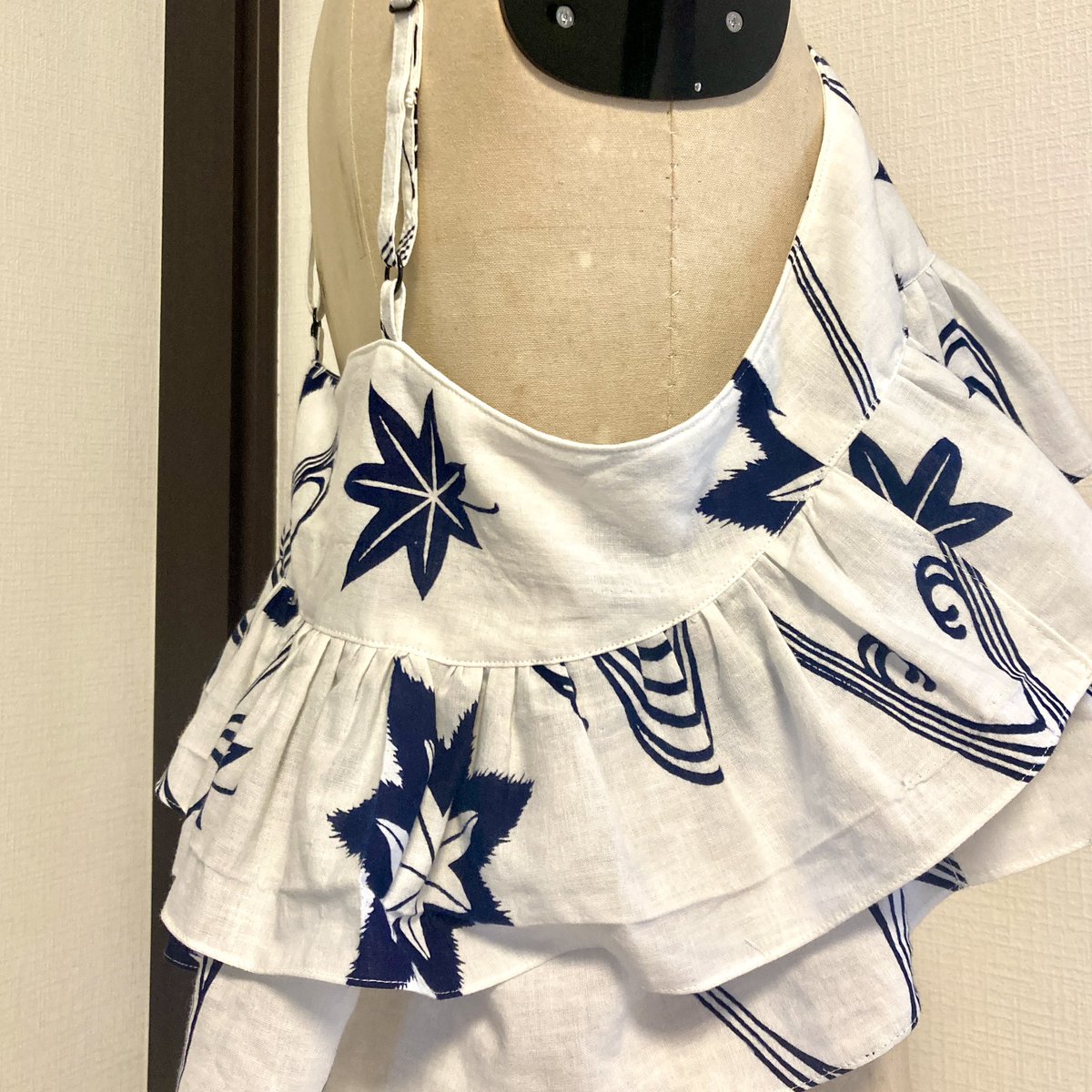 kanameya1209's tweet photo. ふりふりのトップスはキャミで丈短め
若い頃に可愛い服着たかったなぁを形にしてるのかな
浴衣は柔らかくて着心地良さそう
シミも縫い後もある
選んだけどやっぱりある
でも実際可愛い
HMJに持っていきます
#浴衣リメイク
#着物リメイク
#かなめ屋 https://t.co/xd7Rna3VKA