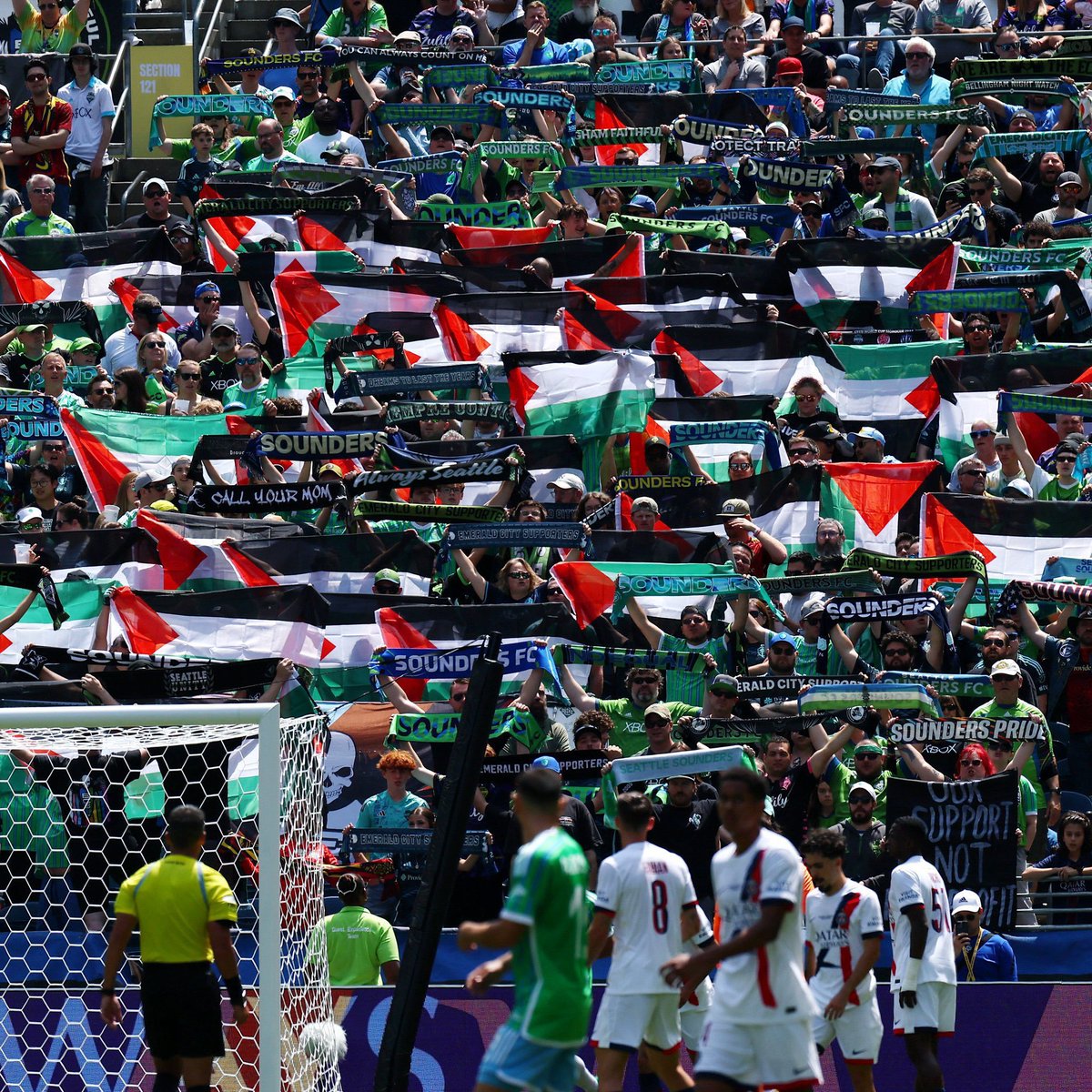 idextratime's tweet photo. Dukungan dari suporter Seattle Sounders 🇺🇸 untuk Palestina pada laga melawan PSG kemarin 👏🇵🇸 https://t.co/EieTnsumdZ