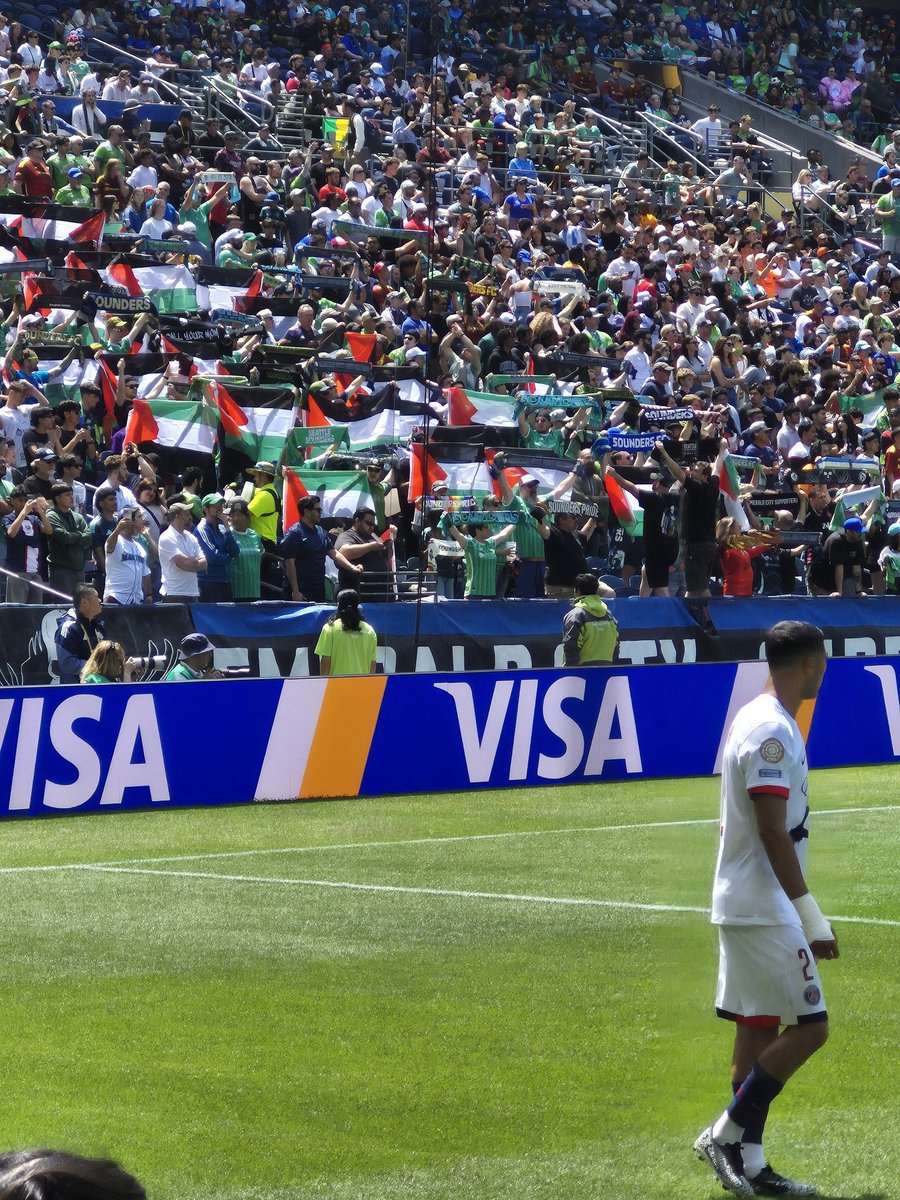Dukungan dari suporter Seattle Sounders 🇺🇸 untuk Palestina pada laga melawan PSG kemarin 👏🇵🇸